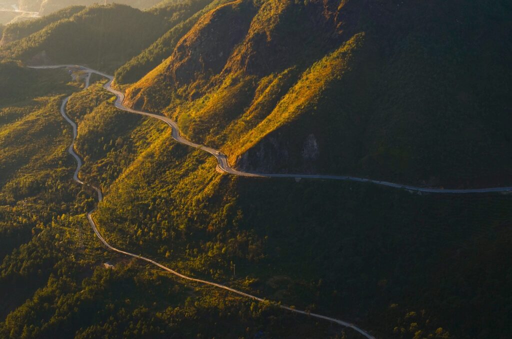 Budowa infrastruktury transportowej w terenach górzystych: kluczowe wyzwania i rozwiązania