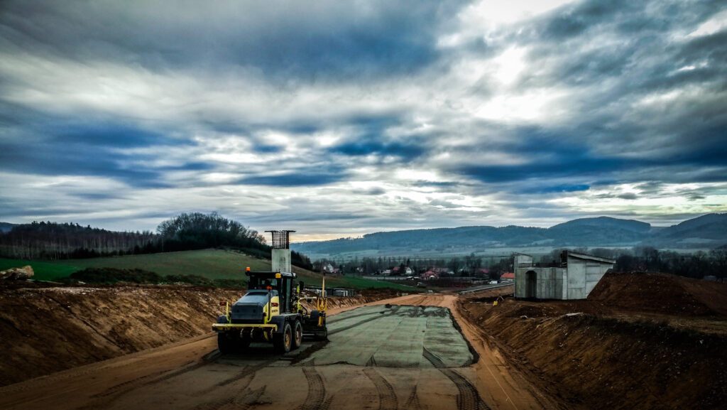 maszyna budowlana na tle placu terenu drogi