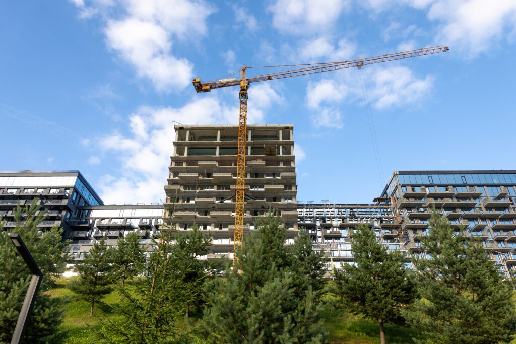 Plac budowy z żurawiem wieżowym i apartamentami – nowoczesna architektura miejska